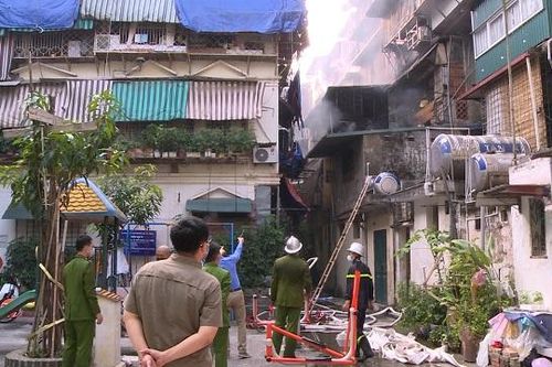 Cháy lớn lan sang 10 hộ dân ở khu tập thể Thành Công