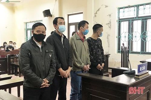 Nghi bị 'bạc lận', uy hiếp đồng bọn để cướp tiền