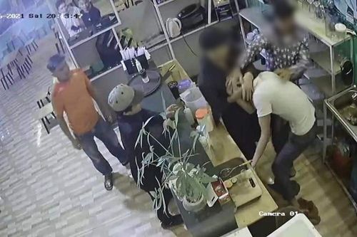 Chủ quán trà đá bị nhóm côn đồ 'hổ báo' đánh chém dã man nghi do không nộp tiền 'bảo kê'