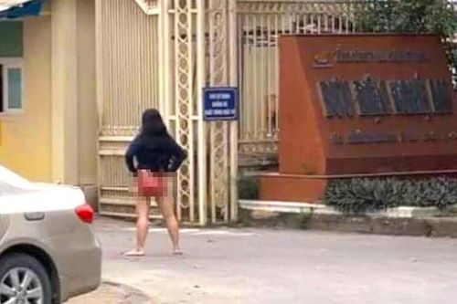 Nữ khách hàng cởi quần đứng chửi bới trước cổng trụ sở Bưu điện tỉnh Nghệ An