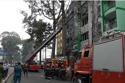 TPHCM: Giải cứu 8 người thoát khỏi đám cháy