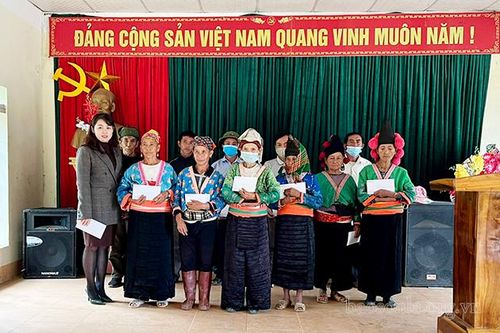 ABBank Sơn La tặng quà 20 hộ có hoàn cảnh khó khăn