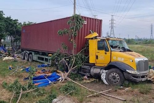 Xe đầu kéo mất lái tông vào chòi bán nước ven đường