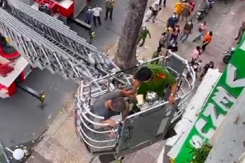 Đưa thang lên tầng cao cứu 2 người già mắc kẹt trong đám cháy
