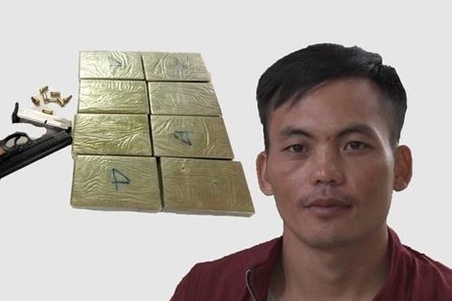 Bắt đối tượng mang súng vận chuyển 8 bánh heroin