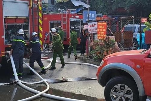Hai bà cháu được giải cứu khỏi đám cháy tại chung cư cũ