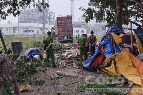 Xe container tông nát quán nước ven đường, hai vợ chồng thương vong