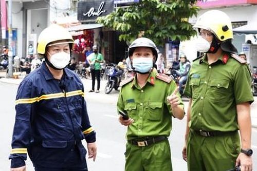 Chập điện khi đun bình siêu tốc gây cháy nhà, thiêu rụi nhiều tài sản