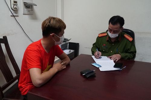 Bắt nhóm làm giả giấy xét nghiệm COVID-19 bán cho khán giả vào sân Mỹ Đình