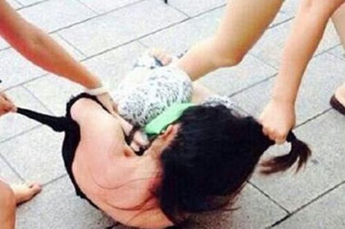 Bi hài vợ đi đánh ghen, chồng lại đánh vợ để bênh bồ