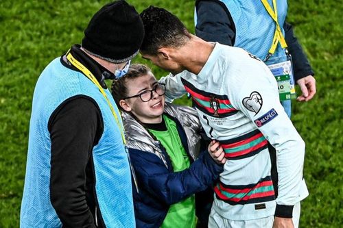 Ronaldo tặng áo đấu cho CĐV nhí