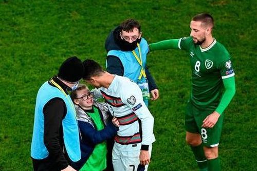 Cổ động viên nhí hạnh phúc khi được Ronaldo tặng áo đấu