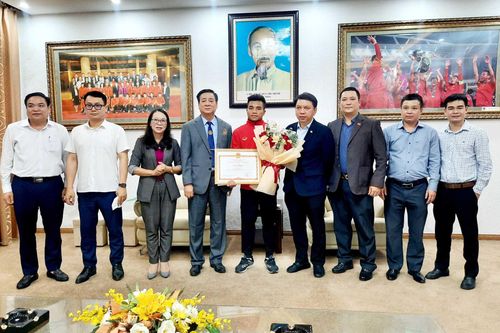 Tuyển thủ U23 Hồ Thanh Minh nhận bằng khen và phần thưởng của Ủy ban Dân tộc