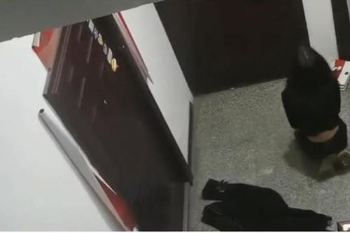Cãi nhau với bạn trai, cô gái quỳ gối cầu xin được vào nhà