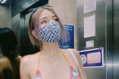Mặc bikini trong thang máy, nữ du học sinh gây chú ý