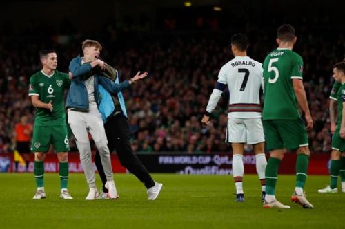 Ronaldo bị cổ động viên tấn công ngay trên sân bóng