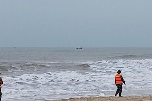 Quảng Bình: Sóng đánh chìm thuyền đánh cá, 1 ngư dân mất tích