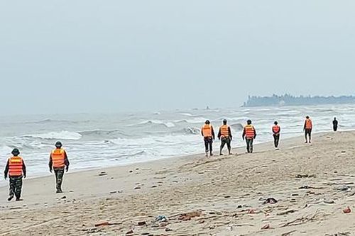 Sóng lớn đánh chìm thuyền, 1 ngư dân mất tích