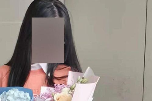 Đôi học sinh lớp 11 nắm tay nhảy lầu tự tử, bố mẹ khóc ngất khi thấy khoảnh khắc cuối cùng của hai con