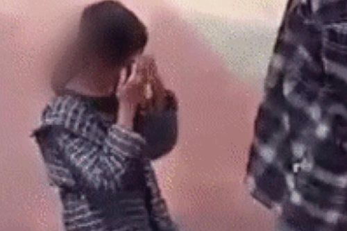 Nữ sinh lớp 7 bị nam thanh niên tát vào mặt, bắt quỳ gối xin lỗi: Hiệu trưởng nhà trường bị kỷ luật