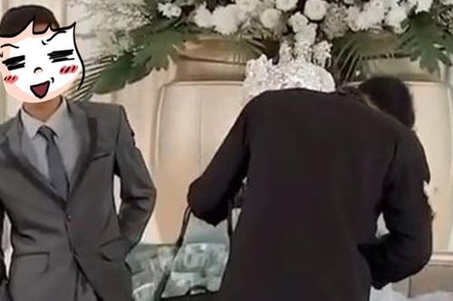 Cô dâu ôm người yêu cũ thắm thiết trong đám cưới, biểu cảm của chú rể gây chú ý