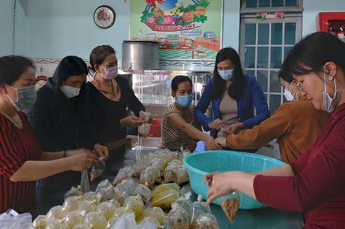 Những bếp ăn ấm lòng trong đại dịch