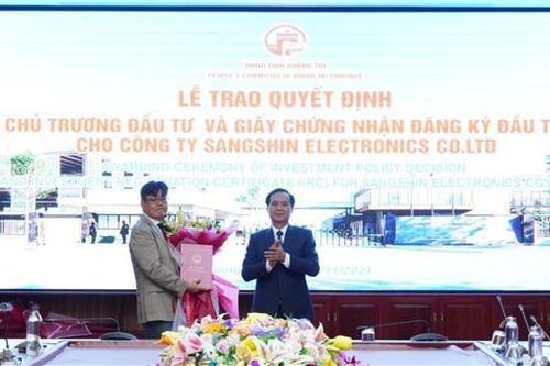 Trao quyết định chủ trương đầu tư và giấy chứng nhận đăng ký đầu tư cho Công ty Sangshin Electronics Co.ltd