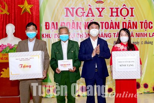 Đồng chí Tổng Biên tập Báo Tuyên Quang dự Ngày hội Đại đoàn kết tại xã Ninh Lai