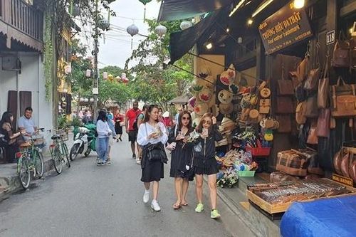 Hội An mở lại không gian cho người đi bộ