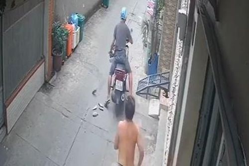 Thanh niên trộm khô cá sặc, bị người dân đuổi chạy 'té khói'