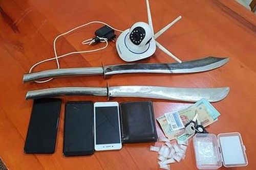 Bắt nhóm con nghiện mua bán, tàng trữ ma túy, thu nhiều đao kiếm
