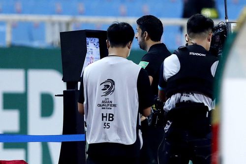 Tuyển Việt Nam nín thở chờ VAR, Quang Hải bắt chước trọng tài