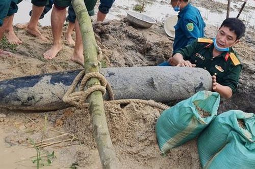 Phát hiện quả bom 'khủng' dưới ruộng lúa