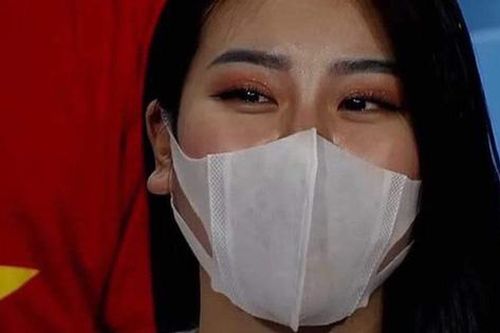Cô gái khiến cả MXH 'truy tìm' sau 2 giây xuất hiện trên sóng THTT Việt Nam - Nhật Bản