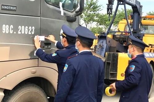 HI HỮU: Thanh tra giao thông trông xe qua đêm khi tài xế bất hợp tác, đóng cửa ngủ