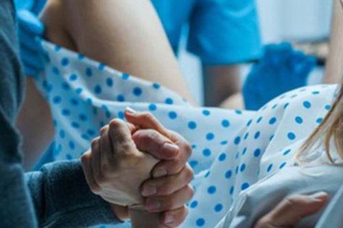Vợ và người tình sinh con cùng ngày, người chồng vội chạy đến bệnh viện nhưng hành động của anh ta mới khiến mọi người ngỡ ngàng