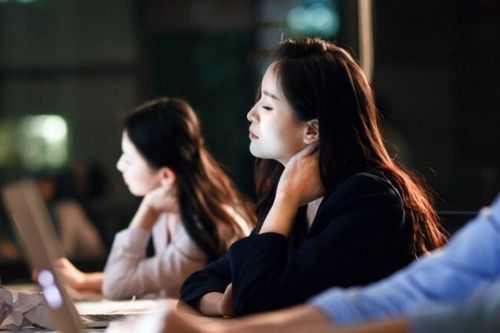 Nhân viên độc thân bị ép tăng ca, làm thêm giờ