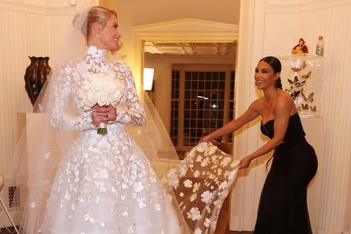 Kim Kardashian nâng váy cưới cho Paris Hilton