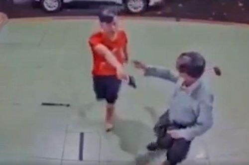 Nhắc đeo khẩu trang, nhân viên y tế bị công an dùng súng đe dọa