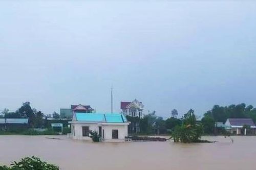 Quảng Ngãi: Mưa lớn gây ngập hàng trăm nhà ven sông Trà Câu