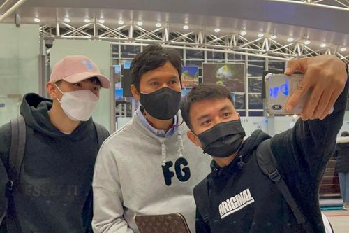 HLV trưởng 'hộ tống' Văn Hậu đi Hàn Quốc