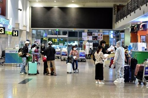 Kiểm soát hành khách đi máy bay từ địa phương có nguy cơ cao với COVID-19