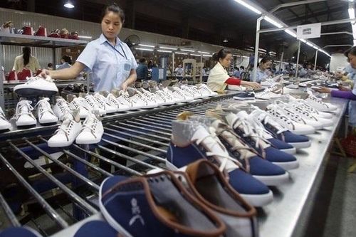 Việt Nam là nước sản xuất giày vải lớn nhất thế giới, vượt xa Trung Quốc