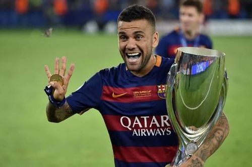 Dani Alves bất ngờ trở lại Barcelona thi đấu