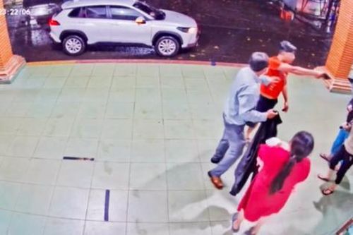 Đình chỉ công tác cán bộ công an chĩa súng vào nhân viên y tế