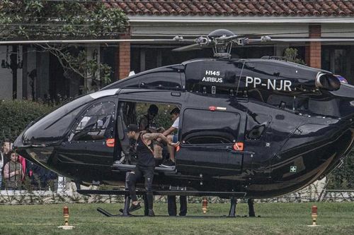 Neymar chơi trội, đến sân tập bằng trực thăng riêng Mercedes giá 15 triệu USD