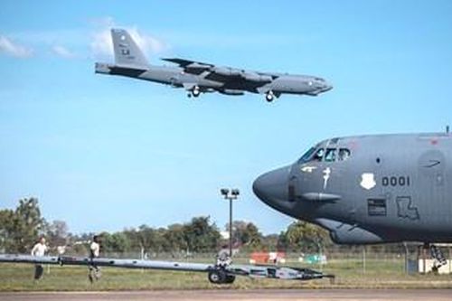 Máy bay ném bom B-52 của Mỹ bị toạc cánh sau khi tông phải hàng rào