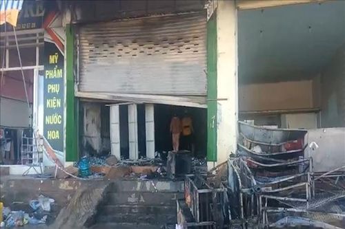 Bình Phước: Sau tiếng nổ lớn, lửa thiêu rụi một nhà sách trong chợ Đức Liễu