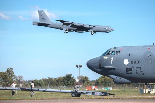 'Pháo đài bay' B-52H của Mỹ rách toác cánh sau cú đâm vào tường rào