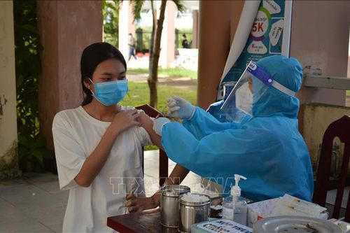 Phụ huynh học sinh phấn khởi khi con em được tiêm vaccine phòng COVID-19